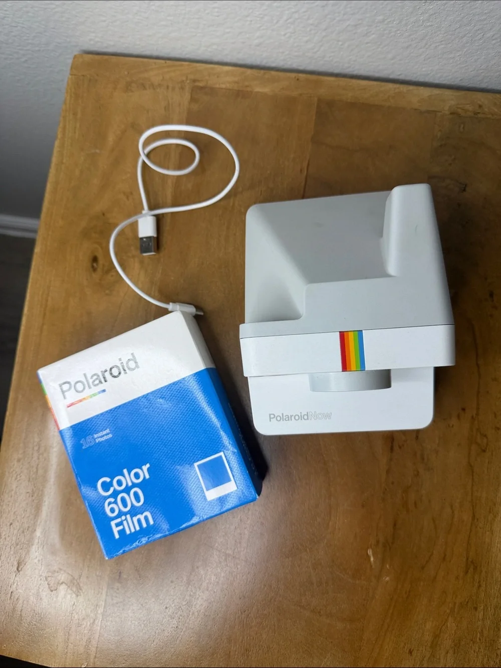 Polaroid Now Instant Camera White / gray w/ film